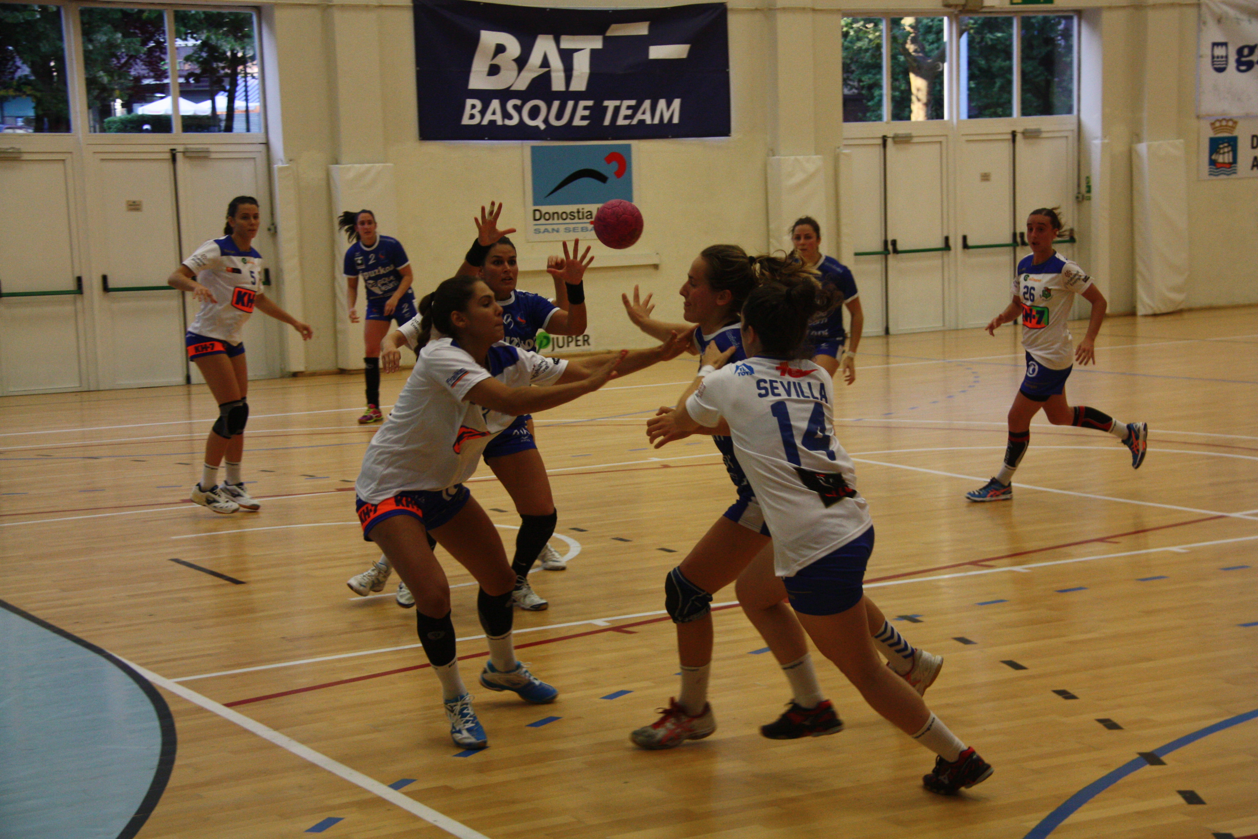 El KH7 Balonmano Granollers en una acción defensiva ante el Bera Bera